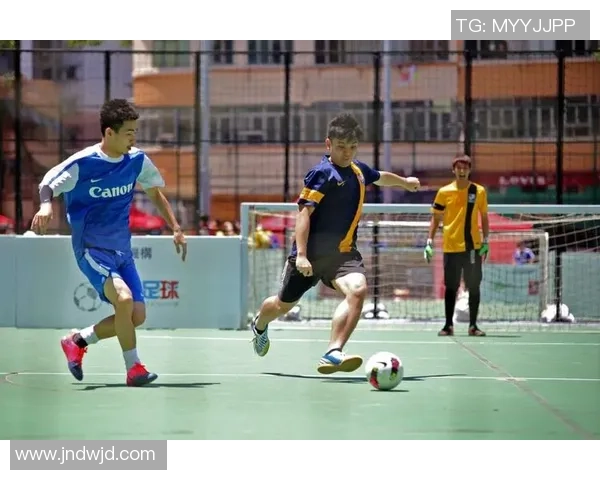 街头足球挑战赛：足球球星街头竞技演绎无限创意与技巧之战