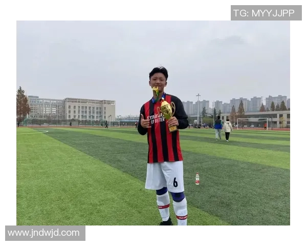 足球巨星与古诗词交织的传奇篇章：从绿茵场到千年诗韵的碰撞